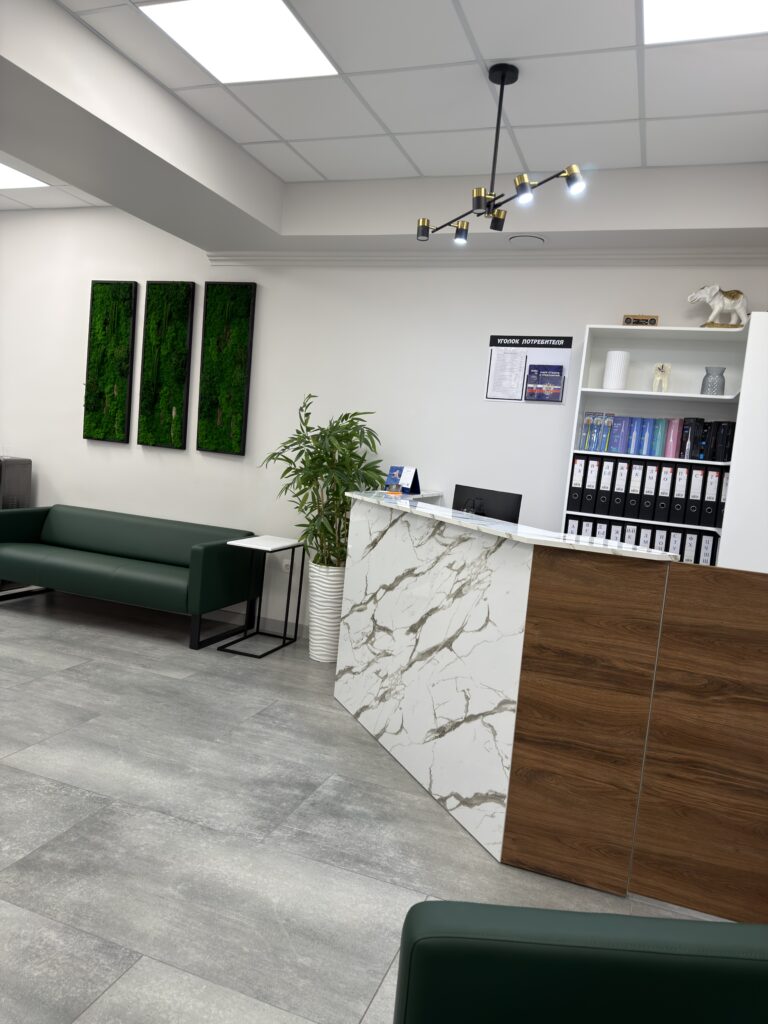 Миниатюра Стойка ресепшн с комбинированной отделкой 2
