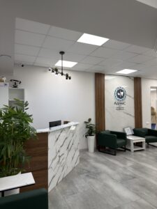 Миниатюра Стойка ресепшн с комбинированной отделкой 3