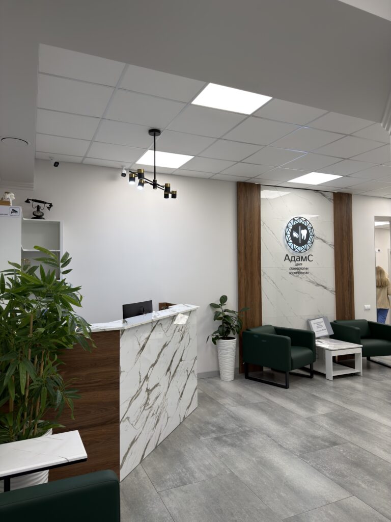 Миниатюра Стойка ресепшн с комбинированной отделкой 3