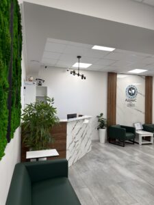 Миниатюра Стойка ресепшн с комбинированной отделкой 4