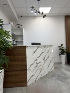 Миниатюра Стойка ресепшн с комбинированной отделкой 5
