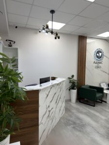 Миниатюра Стойка ресепшн с комбинированной отделкой 6