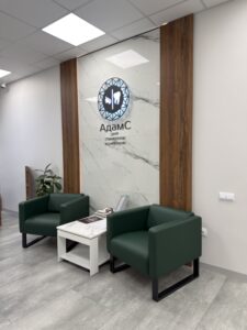 Миниатюра Стойка ресепшн с комбинированной отделкой 8