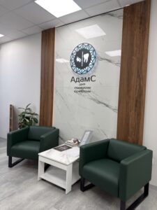 Миниатюра Стойка ресепшн с комбинированной отделкой 9