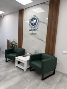 Миниатюра Стойка ресепшн с комбинированной отделкой 10