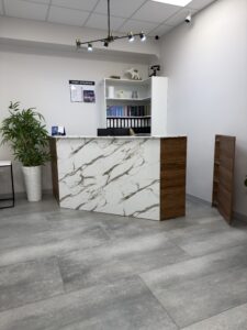 Миниатюра Стойка ресепшн с комбинированной отделкой 11