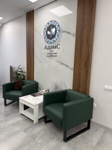 Миниатюра Стойка ресепшн с комбинированной отделкой 12