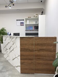 Миниатюра Стойка ресепшн с комбинированной отделкой 13
