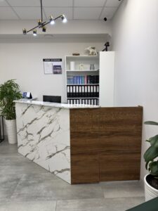 Миниатюра Стойка ресепшн с комбинированной отделкой 14