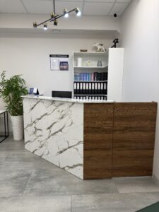 Миниатюра Стойка ресепшн с комбинированной отделкой 15