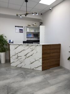 Миниатюра Стойка ресепшн с комбинированной отделкой 16