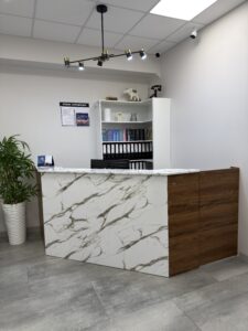 Миниатюра Стойка ресепшн с комбинированной отделкой 17