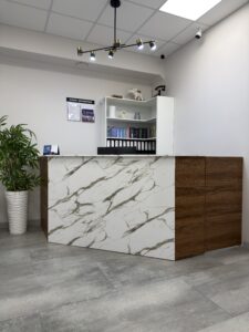 Миниатюра Стойка ресепшн с комбинированной отделкой 18