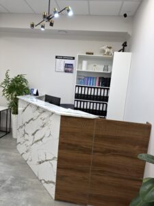Миниатюра Стойка ресепшн с комбинированной отделкой 19