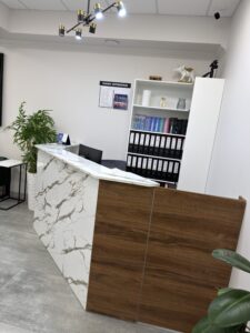 Миниатюра Стойка ресепшн с комбинированной отделкой 20