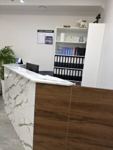 Миниатюра Стойка ресепшн с комбинированной отделкой 21