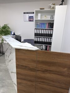 Миниатюра Стойка ресепшн с комбинированной отделкой 22