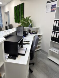Миниатюра Стойка ресепшн с комбинированной отделкой 23