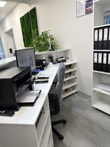 Миниатюра Стойка ресепшн с комбинированной отделкой 24