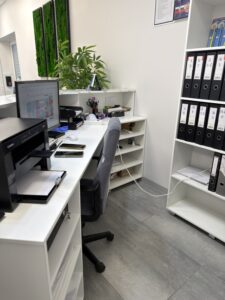 Миниатюра Стойка ресепшн с комбинированной отделкой 27