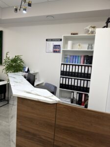 Миниатюра Стойка ресепшн с комбинированной отделкой 30
