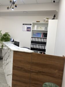 Миниатюра Стойка ресепшн с комбинированной отделкой 31