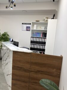 Миниатюра Стойка ресепшн с комбинированной отделкой 32