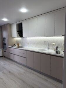 Миниатюра Кухня прямая современная с интегрированной техникой 3