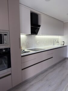 Миниатюра Кухня прямая современная с интегрированной техникой 6