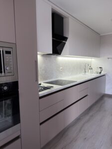 Миниатюра Кухня прямая современная с интегрированной техникой 9