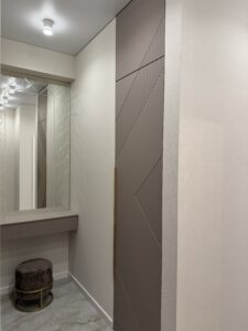 Миниатюра Шкаф с фрезерованными фасадами и золотыми ручками 2