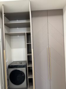 Миниатюра Шкаф с фрезерованными фасадами и золотыми ручками 4