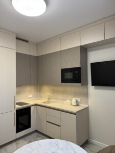 Миниатюра Кухня угловая современная компактная в светлых тонах 9