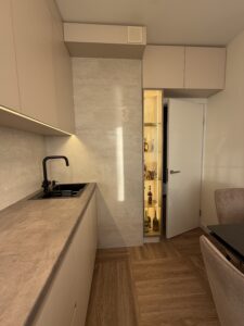 Миниатюра Кухня прямая современная с глянцевыми фасадами и подсветкой 3