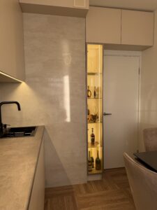 Миниатюра Кухня прямая современная с глянцевыми фасадами и подсветкой 4