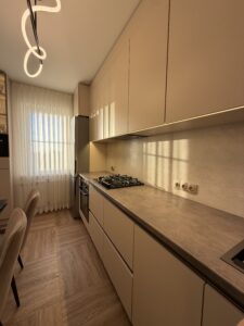 Миниатюра Кухня прямая современная с глянцевыми фасадами и подсветкой 6