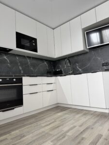 Миниатюра Кухня угловая современная с контрастной столешницей 6