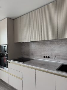 Миниатюра Кухня угловая современная с интегрированной техникой 5