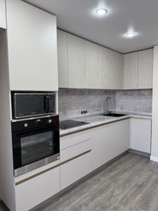 Миниатюра Кухня угловая современная с интегрированной техникой 14