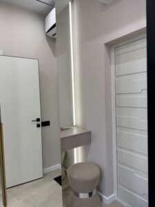 Миниатюра Шкаф-купе зеркальный с вертикальными ручками 3