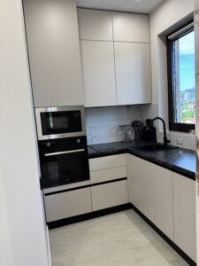 Миниатюра Кухня угловая минималистичная с тёмной столешницей 3