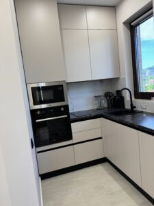 Миниатюра Кухня угловая минималистичная с тёмной столешницей 4