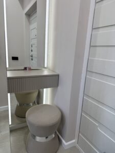 Миниатюра Шкаф-купе зеркальный с вертикальными ручками 7