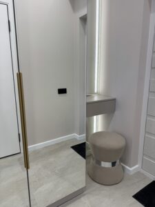 Миниатюра Шкаф-купе зеркальный с вертикальными ручками 10