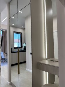 Миниатюра Шкаф-купе зеркальный с вертикальными ручками 12