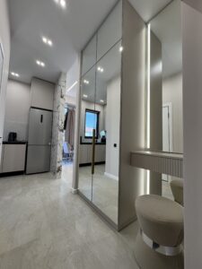 Миниатюра Шкаф-купе зеркальный с вертикальными ручками 14
