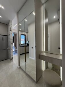 Миниатюра Шкаф-купе зеркальный с вертикальными ручками 15