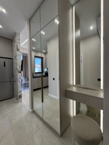 Миниатюра Шкаф-купе зеркальный с вертикальными ручками 16