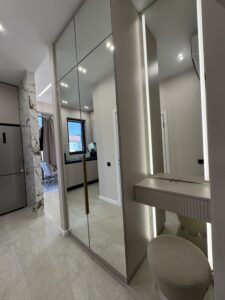 Миниатюра Шкаф-купе зеркальный с вертикальными ручками 17
