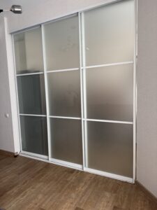 Миниатюра Кухня угловая компактная с деревянной столешницей 2